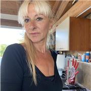 Ragioniera con la passione per la grammatica, impartisce lezioni nelle ore mattutine o in due pomeriggi